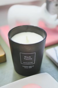 Black Vanilla Candle - LiliesandLoafers