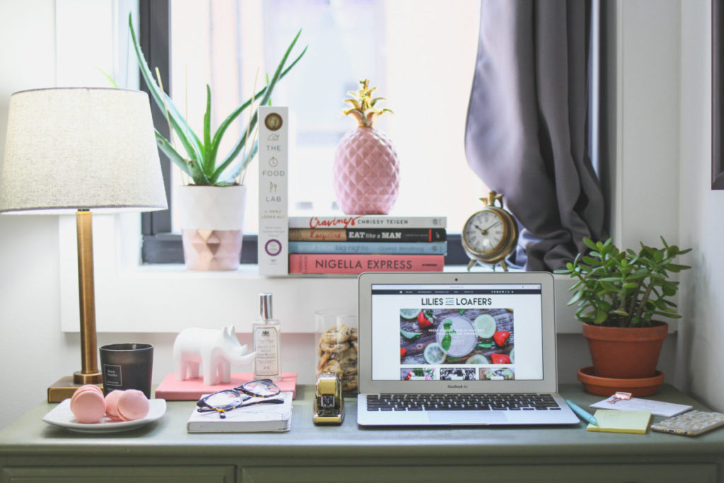 LiliesandLoafers - DIY Desk Makeover with Annie Sloan Chalk Paint