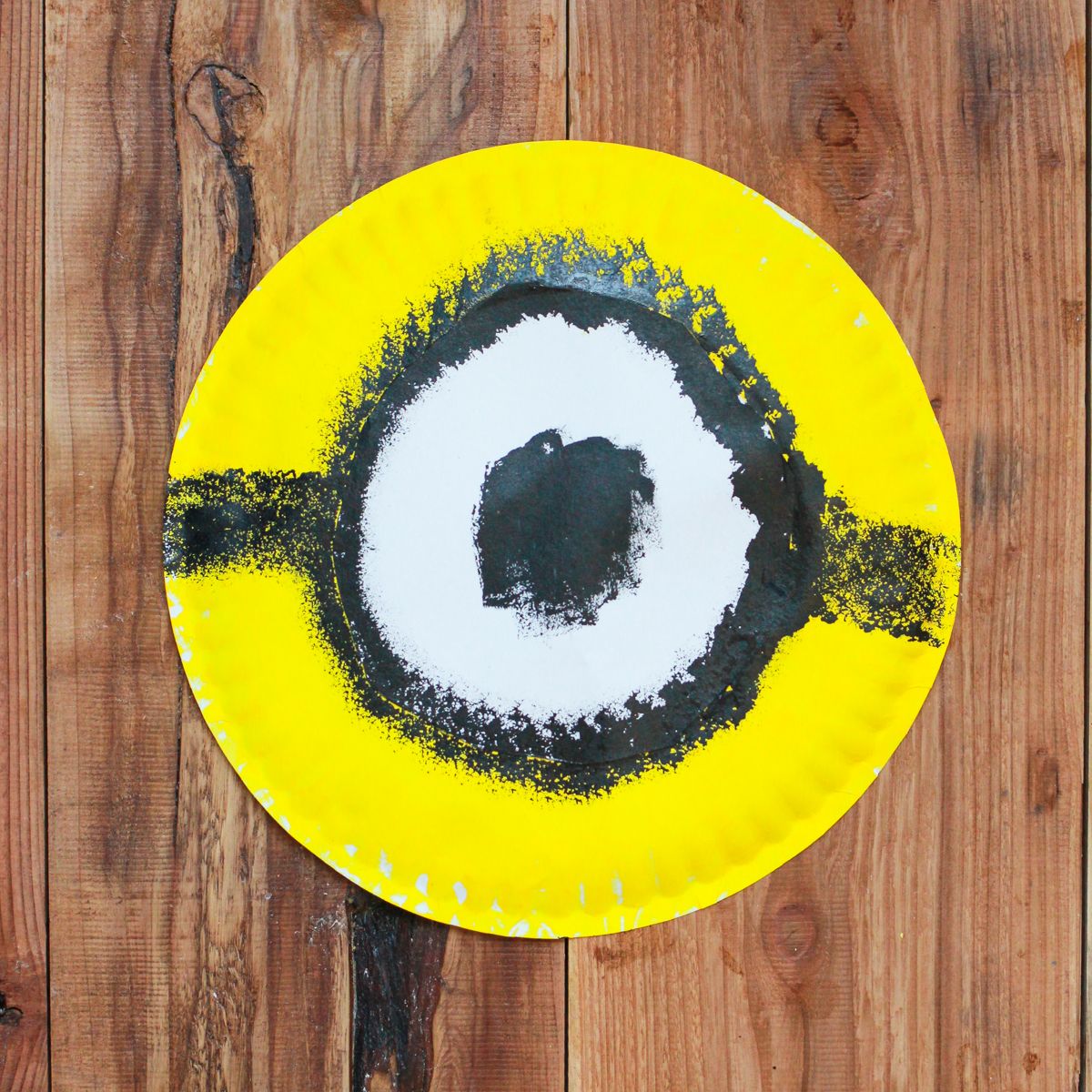 Minion paper plate craft